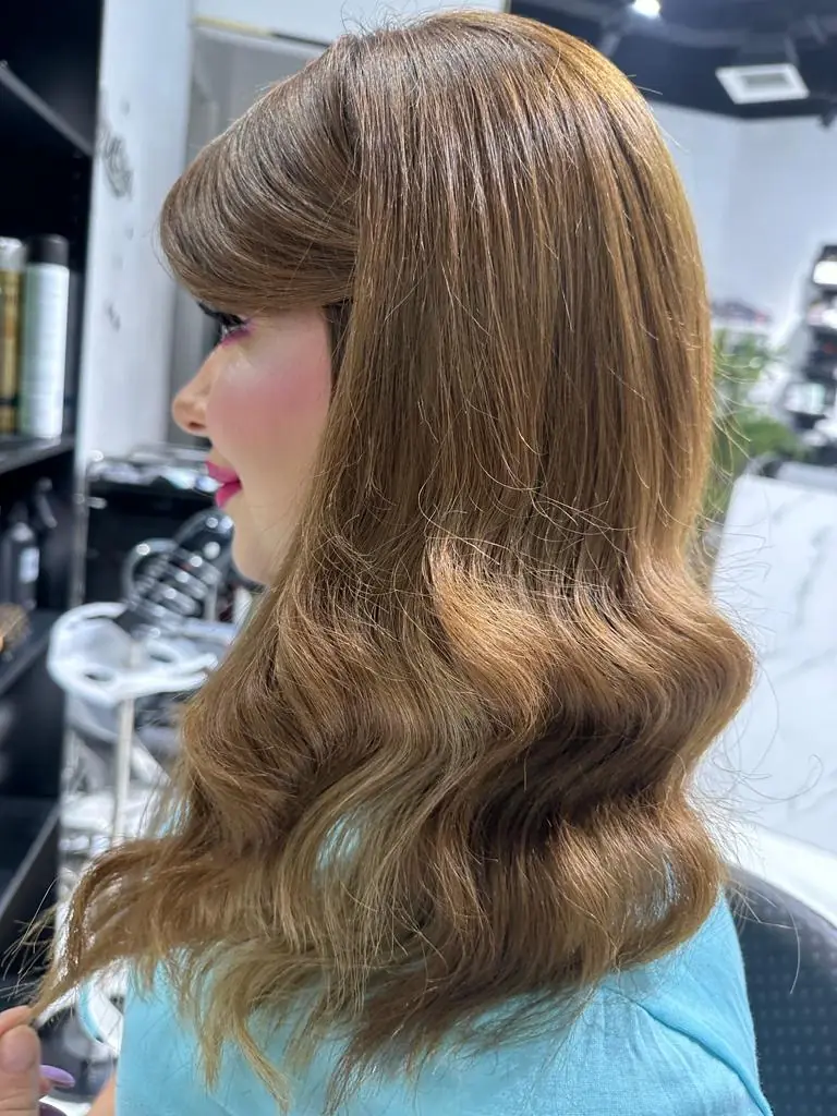 Honey-toned balayage waves finished at Bellaliza